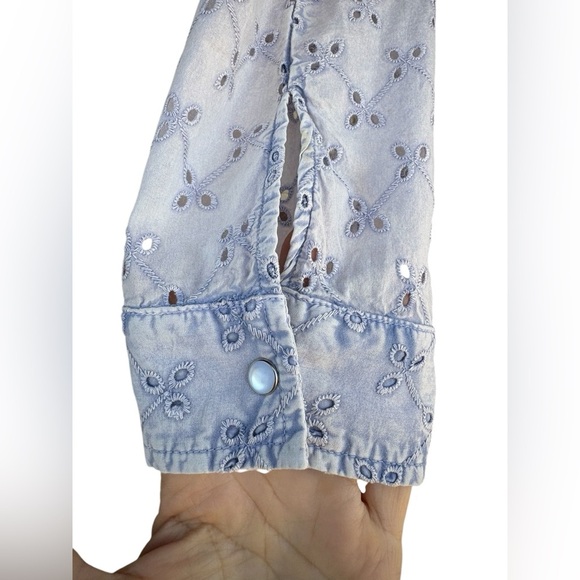 Dylan women’s Jessie Blouse size M light washed blue snap buttons front pockets - Picture 7 of 10